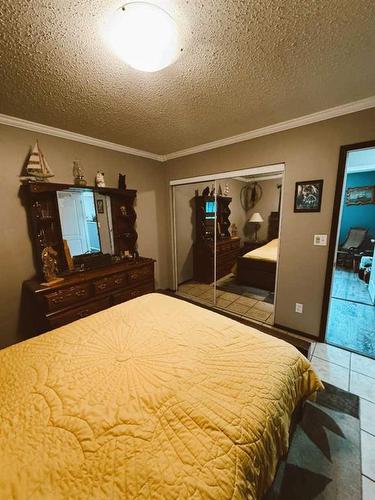 207 9 Avenue Ne, Sundre, AB - Indoor Photo Showing Bedroom