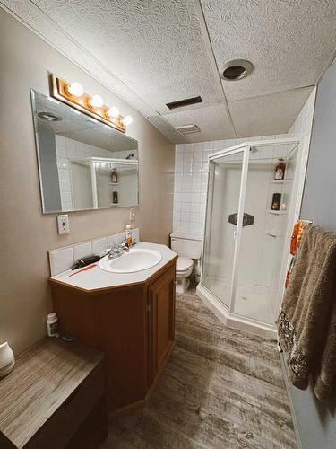 207 9 Avenue Ne, Sundre, AB - Indoor Photo Showing Bathroom