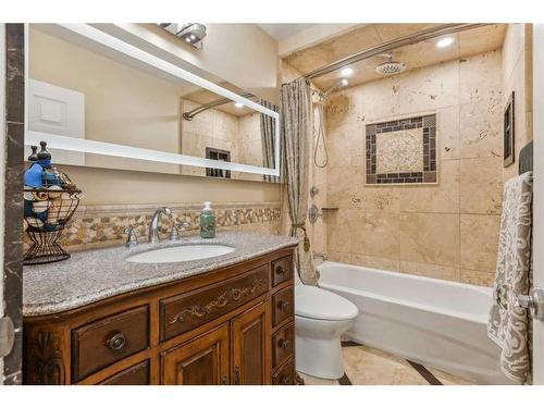 827 Raynard Crescent Se, Calgary, AB - Indoor Photo Showing Bathroom