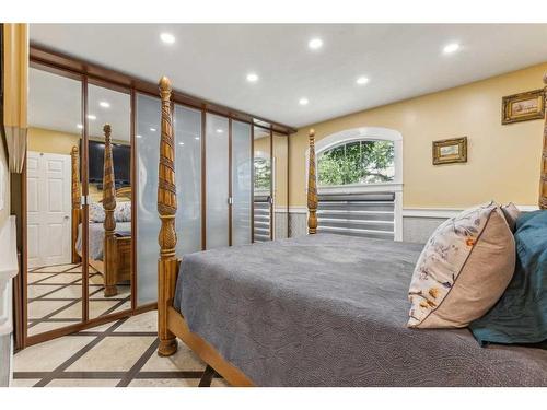 827 Raynard Crescent Se, Calgary, AB - Indoor Photo Showing Bedroom