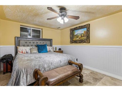 827 Raynard Crescent Se, Calgary, AB - Indoor Photo Showing Bedroom