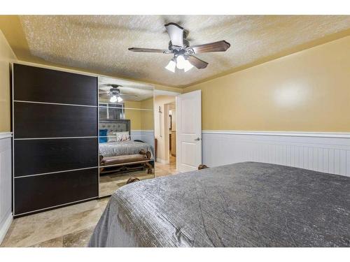 827 Raynard Crescent Se, Calgary, AB - Indoor Photo Showing Bedroom