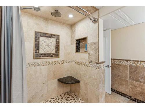 827 Raynard Crescent Se, Calgary, AB - Indoor Photo Showing Bathroom