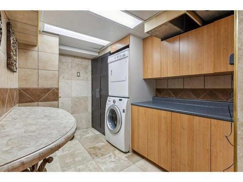 827 Raynard Crescent Se, Calgary, AB - Indoor Photo Showing Laundry Room