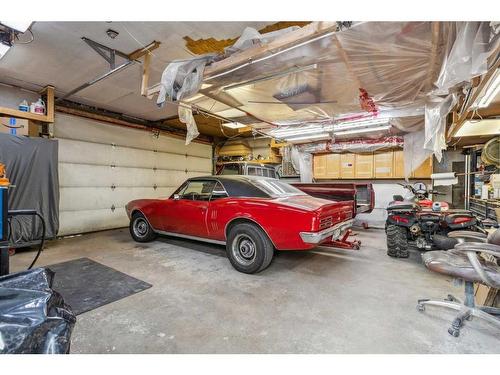 827 Raynard Crescent Se, Calgary, AB - Indoor Photo Showing Garage