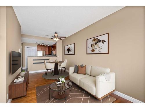 1805-1053 10 Street Sw, Calgary, AB - Indoor Photo Showing Living Room