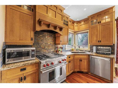 2593 Coopers Circle Sw, Airdrie, AB - Indoor Photo Showing Kitchen