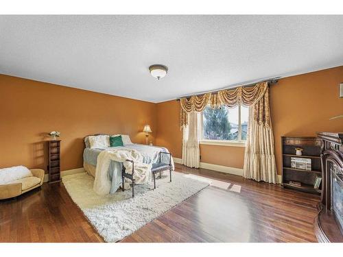 2593 Coopers Circle Sw, Airdrie, AB - Indoor Photo Showing Bedroom