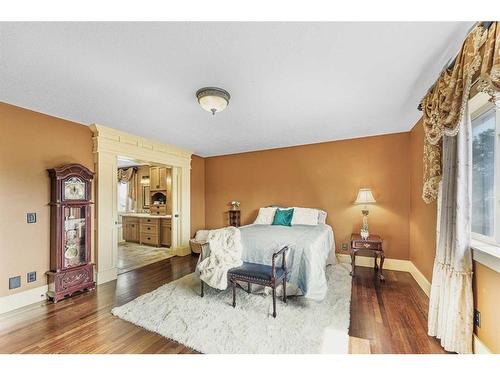 2593 Coopers Circle Sw, Airdrie, AB - Indoor Photo Showing Bedroom