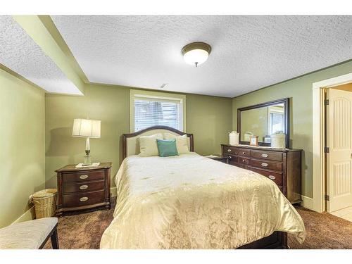 2593 Coopers Circle Sw, Airdrie, AB - Indoor Photo Showing Bedroom