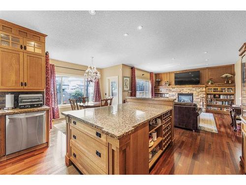 2593 Coopers Circle Sw, Airdrie, AB - Indoor Photo Showing Kitchen