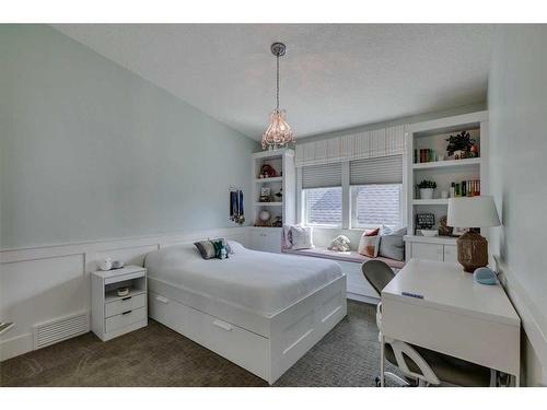 2002 25A Street Sw, Calgary, AB - Indoor Photo Showing Bedroom