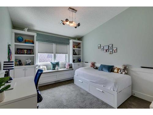 2002 25A Street Sw, Calgary, AB - Indoor Photo Showing Bedroom