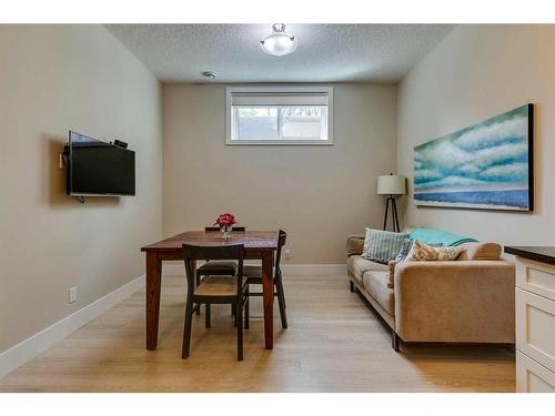 2002 25A Street Sw, Calgary, AB - Indoor Photo Showing Bedroom