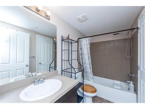 217-7110 80 Avenue Ne, Calgary, AB - Indoor Photo Showing Bathroom