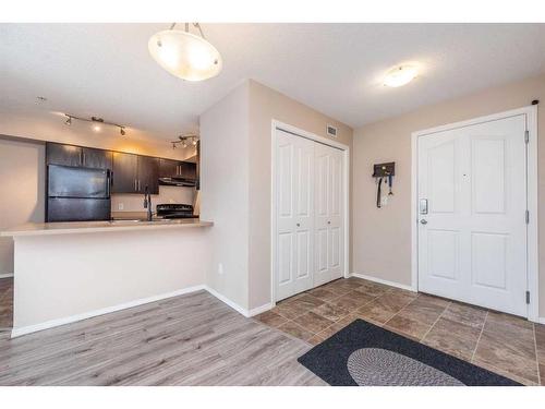 217-7110 80 Avenue Ne, Calgary, AB - Indoor Photo Showing Kitchen