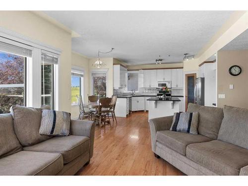 55 Schiller Crescent Nw, Calgary, AB - Indoor Photo Showing Living Room