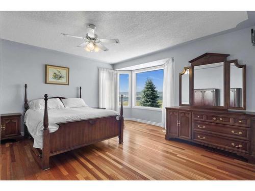 55 Schiller Crescent Nw, Calgary, AB - Indoor Photo Showing Bedroom