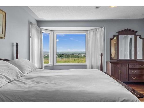 55 Schiller Crescent Nw, Calgary, AB - Indoor Photo Showing Bedroom