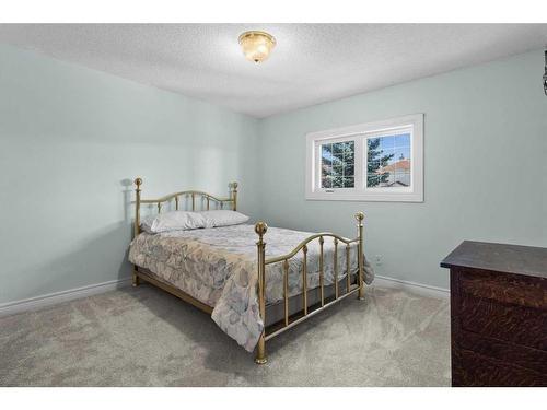 55 Schiller Crescent Nw, Calgary, AB - Indoor Photo Showing Bedroom