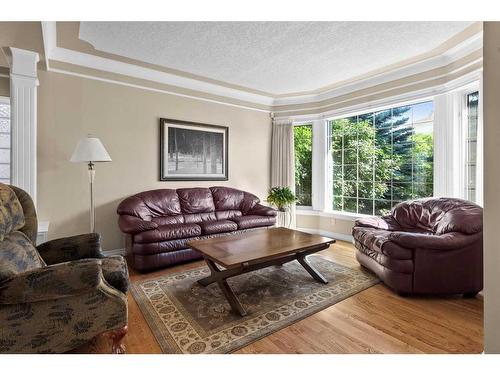 55 Schiller Crescent Nw, Calgary, AB - Indoor Photo Showing Living Room