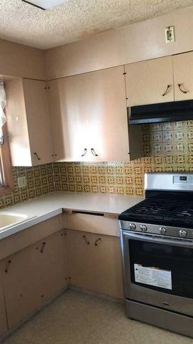 2518 15 Avenue South, Lethbridge, AB - Indoor Photo Showing Kitchen