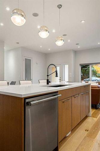 4627 21 Avenue Nw, Calgary, AB - Indoor Photo Showing Kitchen