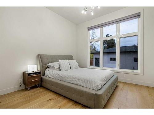 4627 21 Avenue Nw, Calgary, AB - Indoor Photo Showing Bedroom