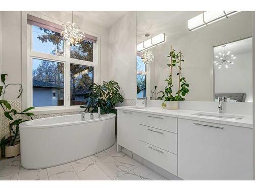 4627 21 Avenue Nw, Calgary, AB - Indoor Photo Showing Bathroom