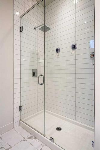 4627 21 Avenue Nw, Calgary, AB - Indoor Photo Showing Bathroom