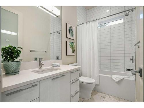 4627 21 Avenue Nw, Calgary, AB - Indoor Photo Showing Bathroom