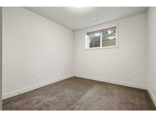 4627 21 Avenue Nw, Calgary, AB - Indoor Photo Showing Other Room