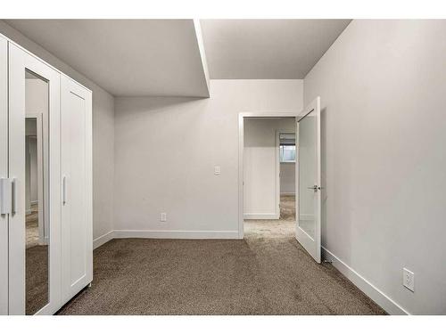 4627 21 Avenue Nw, Calgary, AB - Indoor Photo Showing Other Room