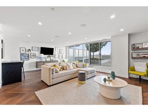 216-8505 Broadcast Avenue Sw, Calgary, AB - Indoor Photo Showing Living Room