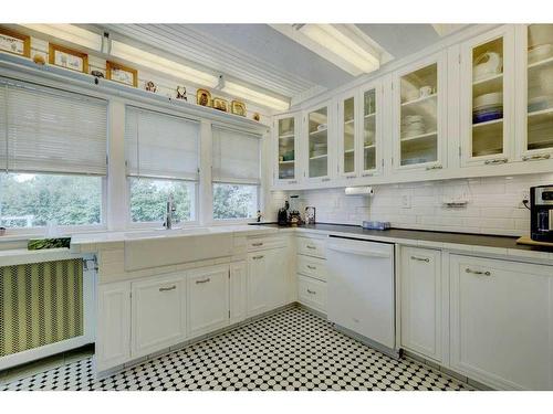 605 Macleod Trail Sw, High River, AB - Indoor Photo Showing Kitchen