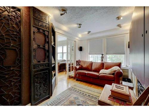 605 Macleod Trail Sw, High River, AB - Indoor Photo Showing Living Room