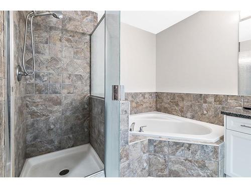 336 Willow Ridge Manor, Diamond Valley, AB - Indoor Photo Showing Bathroom