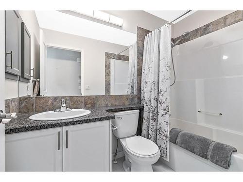 336 Willow Ridge Manor, Diamond Valley, AB - Indoor Photo Showing Bathroom