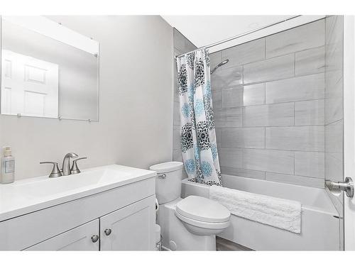 336 Willow Ridge Manor, Diamond Valley, AB - Indoor Photo Showing Bathroom