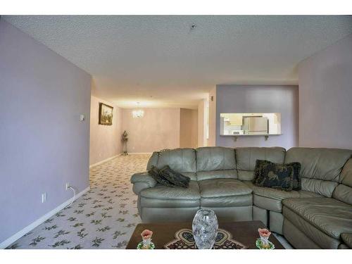 207-2022 Canyon Meadows Drive Se, Calgary, AB - Indoor Photo Showing Living Room