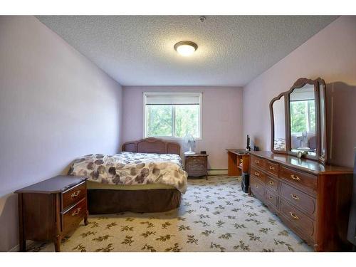 207-2022 Canyon Meadows Drive Se, Calgary, AB - Indoor Photo Showing Bedroom