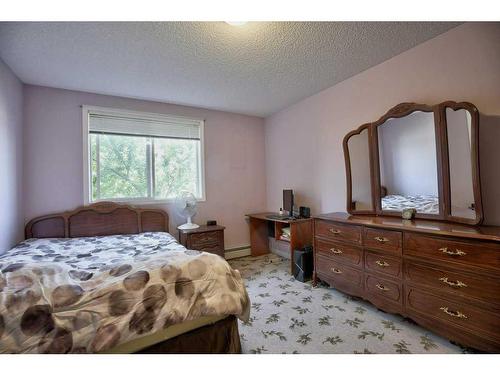 207-2022 Canyon Meadows Drive Se, Calgary, AB - Indoor Photo Showing Bedroom