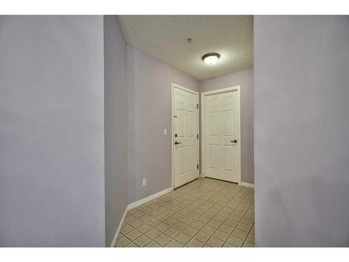 207-2022 Canyon Meadows Drive Se, Calgary, AB - Indoor Photo Showing Other Room