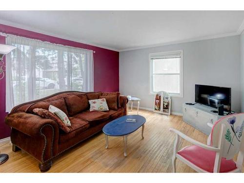 2221 4 Avenue Nw, Calgary, AB - Indoor Photo Showing Living Room