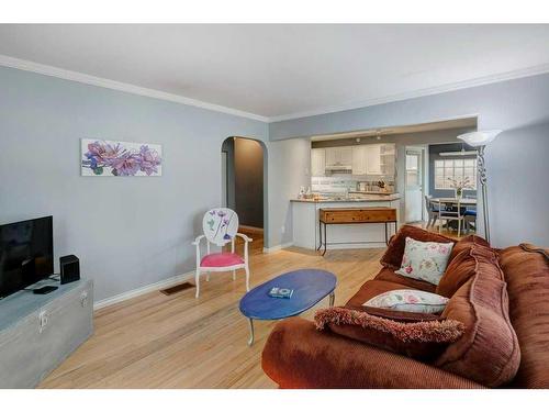 2221 4 Avenue Nw, Calgary, AB - Indoor Photo Showing Living Room