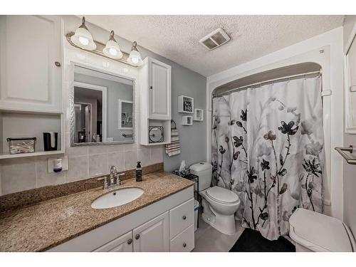 420 Whitehorn Place Ne, Calgary, AB - Indoor Photo Showing Bathroom