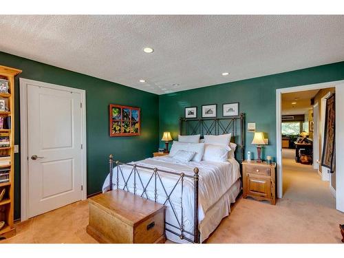 6-35 Oakmount Court Sw, Calgary, AB - Indoor Photo Showing Bedroom