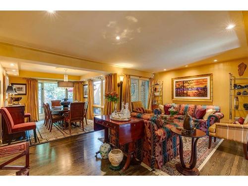 6-35 Oakmount Court Sw, Calgary, AB - Indoor Photo Showing Living Room