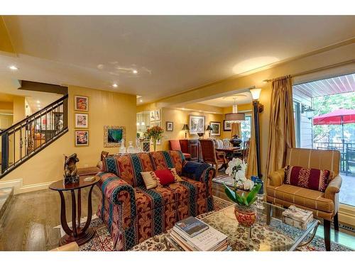 6-35 Oakmount Court Sw, Calgary, AB - Indoor Photo Showing Living Room