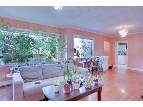 135 25 Avenue Ne, Calgary, AB - Indoor Photo Showing Living Room